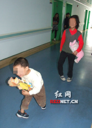 姐弟俩脚掌倒着长 曙光行动助其复原(图)