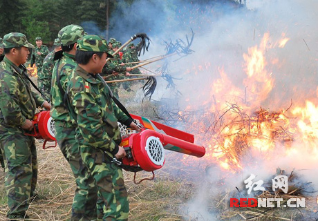 南岳举行森林火灾扑救实战演习(图)