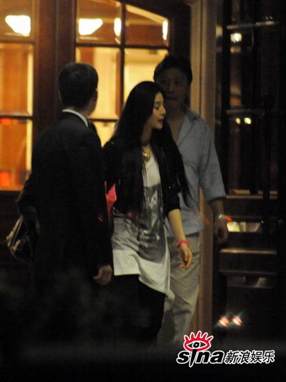 成龙生日会范冰冰携猛男亮相 美女挽何平