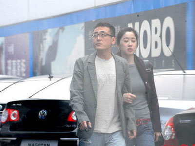 <em>窦文涛</em>逛家居店 <em>女友</em>示爱当街与其亲昵_娱乐