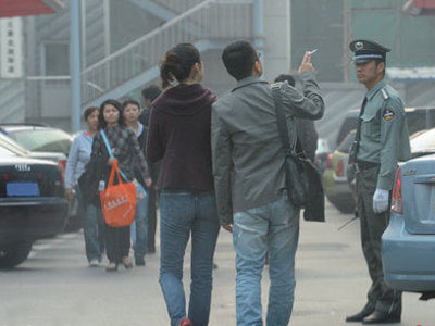 <em>窦文涛</em>逛家居店 <em>女友</em>示爱当街与其亲昵_娱乐