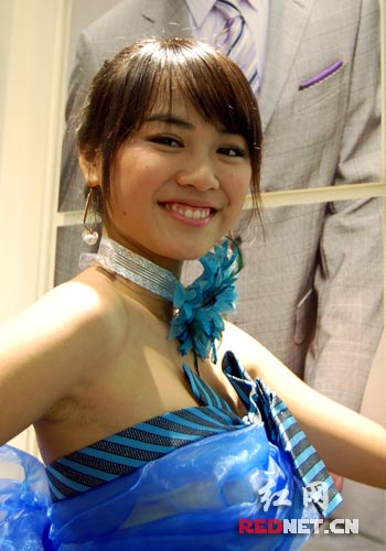 友谊商店推广出新意 美女模特把领带当内衣<em>穿</em>