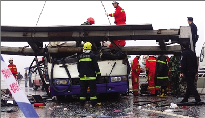 4月18日下午，长沙市洪山桥，消防队员在现场营救受伤乘客。图/实习生章程