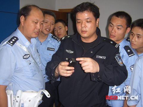 衡枣高速警察配备新式单警装备上路执勤(图)