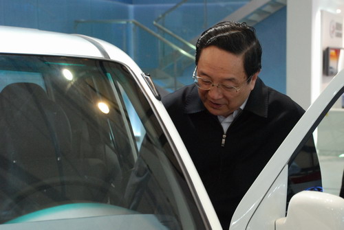 上海市市委书记俞正声莅临众泰汽车展台视察