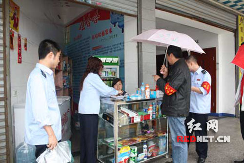 攸县国税干部义务担当美化城市编外协管员