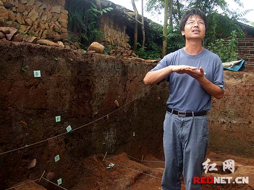 湖南省考古研究所研究员柴焕波，遗址文化层叠压着4次生活界面。