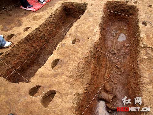 墓葬内可看到残留的人体骨骼和陪葬的陶器碎片。