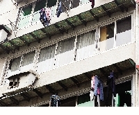 15日,李胜林家的窗户紧闭。据邻居介绍,自李潜逃后其家人都已被执法机关带走。