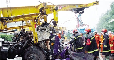 大雨惹祸:京珠高速1公里两起追尾