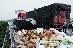 大雨惹祸:京珠高速1公里两起追尾