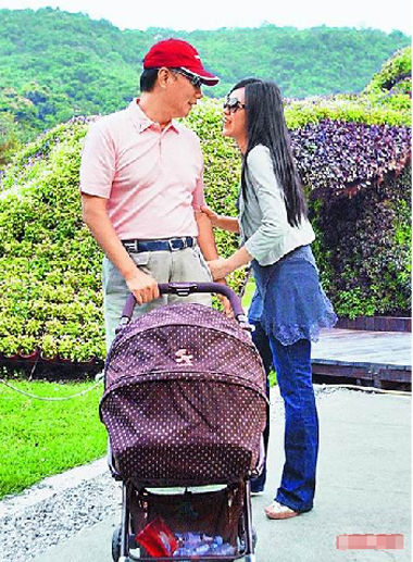 郭台铭和妻子抢抱千金出巡 小女儿首度曝光