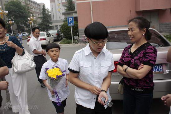 刘纯燕携女吊唁罗京 透露两家关系好常聚会(图)