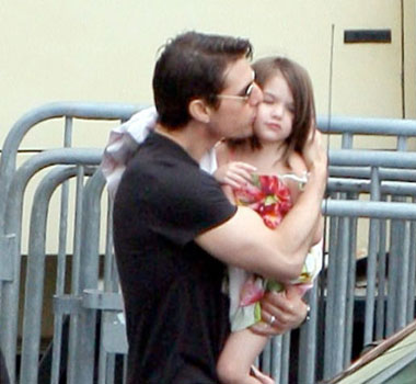 <em>汤姆-克鲁斯</em>接<em>女儿</em>放学+情不自