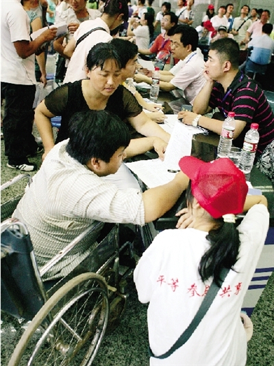 坐着轮椅找工作 湖南举残疾人大学生专场招聘