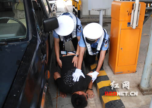 警戒组民警喊话,要求嫌疑人员停车熄火