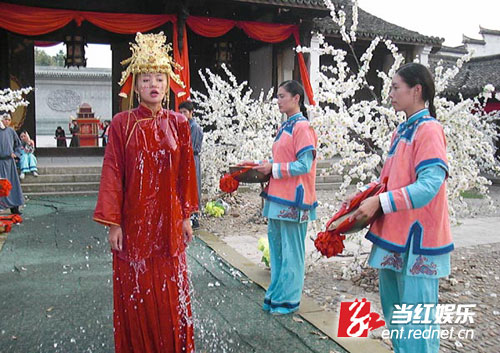 《锁清秋》热播 安以轩裹垃圾袋拍戏防湿身