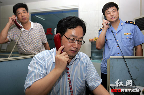 湖南省工商局副局长鲁先华（中）一行与《潇湘晨报》读者互动交流。