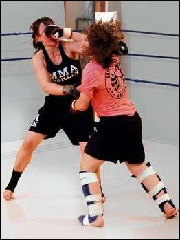 德国再现血腥女子<em>格斗</em>比赛