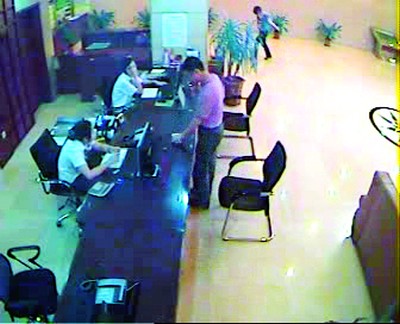 30张百元钞缩水一半 监控视频揭秘骗子伎俩