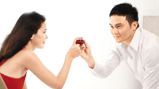 张智霖拍女性护肤品广告 与袁咏仪隔空打对台