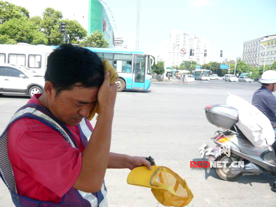 新闻特写:在酷暑中坚守岗位的长沙交通劝导员