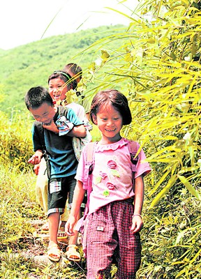 回家连个撒娇的人也没有 200万留守儿童渴望亲