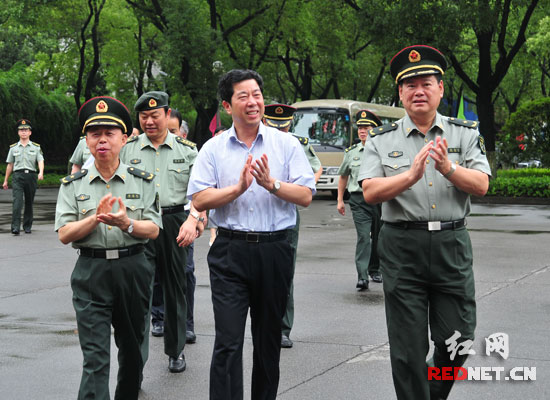 陈润儿慰问湖南省军区部队官兵(图)