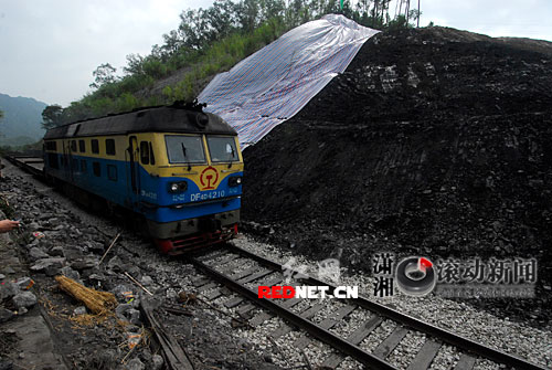 (7月30日,焦柳铁路柳城县寨隆段,一辆机车正从昨天列车脱轨的地点驶过