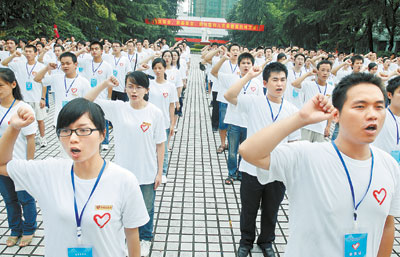 湖南307名西部志愿者出征 黄建国授旗壮行