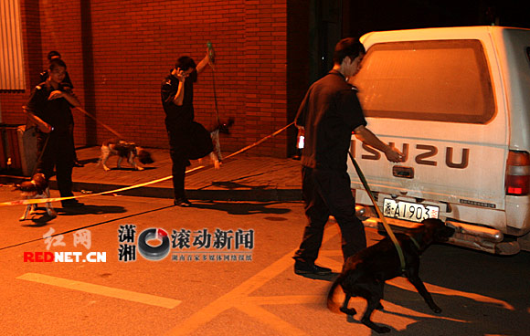 【22:52】警方结束封锁撤离 现场未听见爆炸声