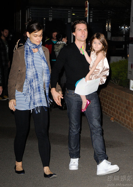 阿汤哥抱女儿拉娇妻片场外上演温馨一家亲_娱乐频道_红网