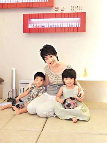 <em>艳照门女主角陈文媛</em>店铺低调开张 获男友大力