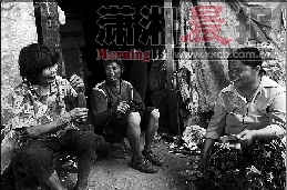 “你头发梳得很好看。”老人手舞足蹈地对老孟老婆说。