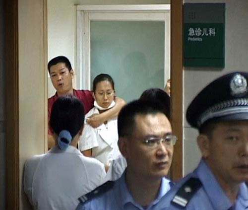 男子持刀劫持女医生与警方对峙1小时(组图)
