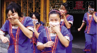 怀化通道消防大队防火演习模拟逃生(图)