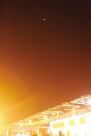 重庆不明飞行物悬停半小时 引数百人围观