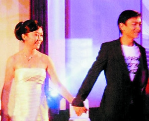 华仔出席<em>朱丽倩妹妹</em>朱丽华(上图)的婚宴并献唱