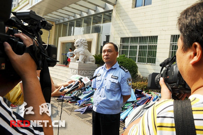 株洲市交警支队集中销毁591把摩托车伞(组图