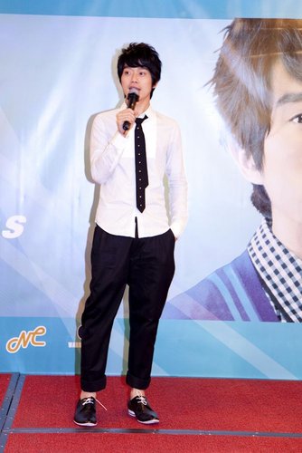 张栋梁为歌迷穿衣服 效仿华仔恋爱史有歌迷随