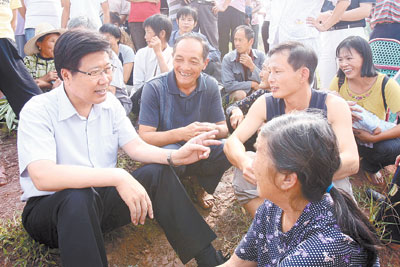 张春贤调研第三批学习实践活动和抗旱工作时殷切寄语乡镇干部