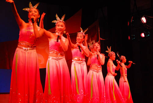 表演唱《乖呔湄江》