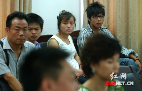 几位普通残疾人也赶来参加座谈会,在他们的眼神里,可以读得到他们对新的未来的渴望。