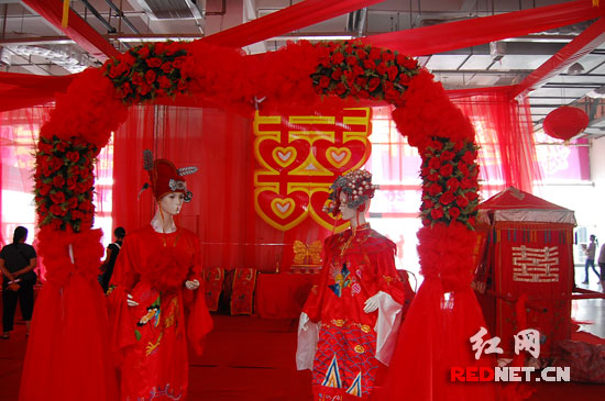 难得一见的传统婚房布置。