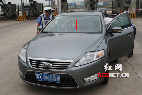 商家高速公路测试GPS性能 屏幕遮挡视线被警