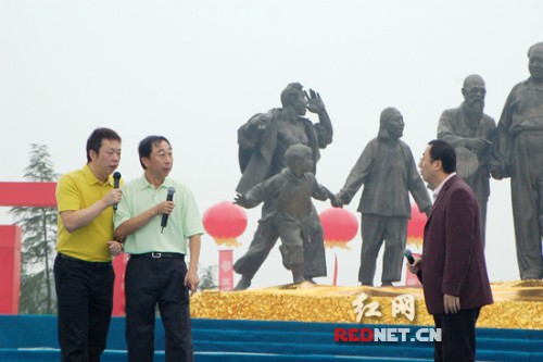 冯巩等表演的相声笑爆全场