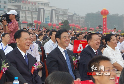 全国政协原副主席毛致用（左一），湖南省委副书记、省长周强（左二）等因冯巩的表演笑得合不拢嘴