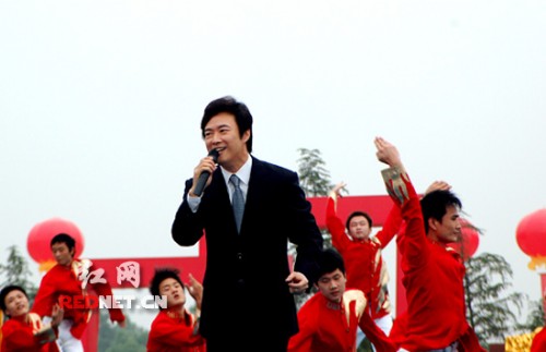 “小哥”费玉清深情款款的演唱大受欢迎