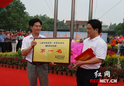 衡东县委书记刘运定(左)给获奖单位颁奖
