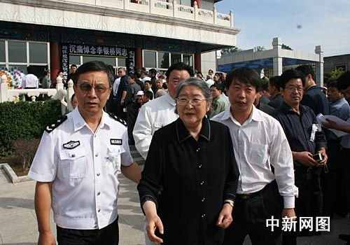 毛泽东的女儿李敏到北京八宝山殡仪馆送李银桥